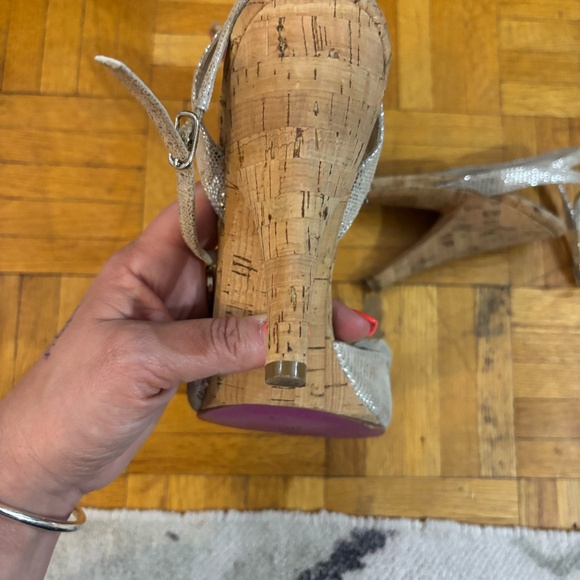 Betsy Johnson silver leather scrappy bow heels with cork heels * - Picture 7 of 8